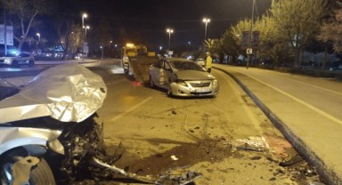 Karşı yönlerden gelen iki otomobil çarpıştı