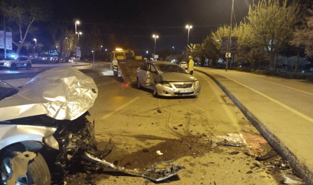 Karşı yönlerden gelen iki otomobil çarpıştı