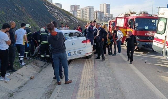 Kontrolden çıkan araç karşı şeritteki otomobille çarpıştı