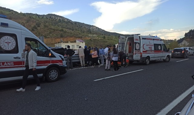 Kontrolden çıkan otomobil refüjdeki bariyerlere çarptı: 2 yaralı