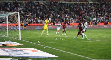 Konyaspor - Trabzonspor maçında sahaya taraftar girdi