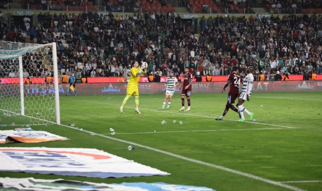 Konyaspor - Trabzonspor maçında sahaya taraftar girdi