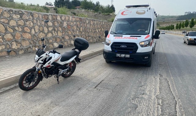 Köpeğe çarpmamak için motoru devirdi: 2 yaralı