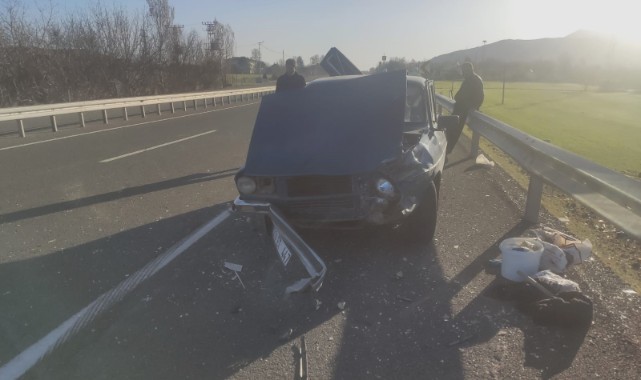 Lastiği patlayan otomobil bariyerlere çarptı