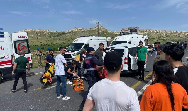 Mardin'de transit ile otomobil çarpıştı: 11 yaralı