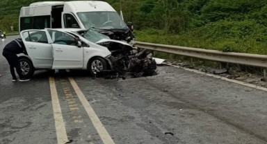 Minibüs ile otomobil kafa kafaya çarpıştı: 1 ölü, 7 yaralı
