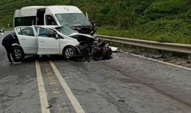 Minibüs ile otomobil kafa kafaya çarpıştı: 1 ölü, 7 yaralı