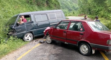 Minibüs ile otomobil kafa kafaya çarpıştı: 3 yaralı