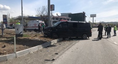 Minibüs ve hafif ticari araç çarpıştı: 15 yaralı