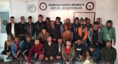 Minibüse tıka basa doldurulan 26 kaçak göçmen yakalandı