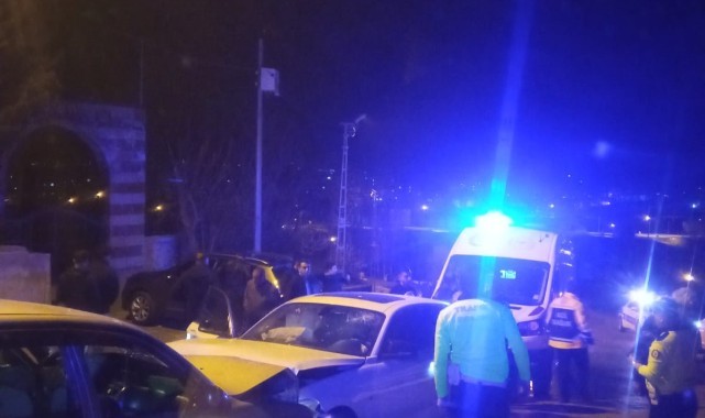 Muş’ta iki araç kafa kafaya çarpıştı