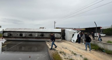 Nizip’te devrilen tanker yolu trafiğe kapattı