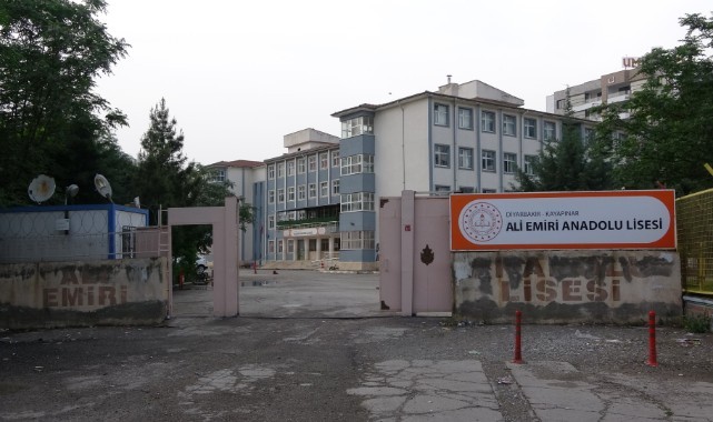 Okul müdürü öğrenci tarafından bıçaklandı