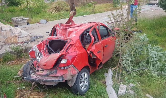 Otomobil evin avlusuna uçtu: 2 ağır yaralı