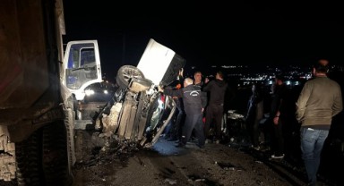 Otomobil hafriyat kamyonunun altına girdi: 3 yaralı