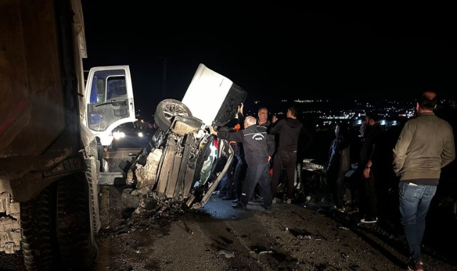 Otomobil hafriyat kamyonunun altına girdi: 3 yaralı