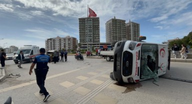 Otomobil ile çarpışan ambulans devrildi: 2 yaralı