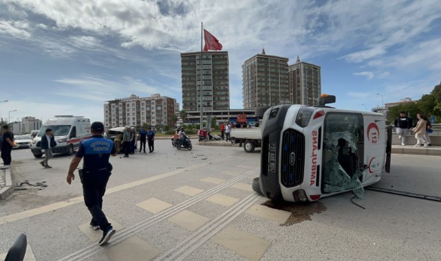 Otomobil ile çarpışan ambulans devrildi: 2 yaralı