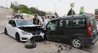 Otomobil ile hafif ticari araç kafa kafaya çarpıştı: 1 yaralı