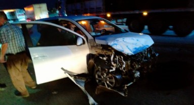 Otomobil ile kamyon çarpıştı: 4 yaralı