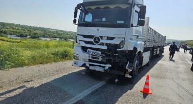 Otomobil ile Urfa plakalı kamyon çarpıştı: 2 ölü, 1 yaralı