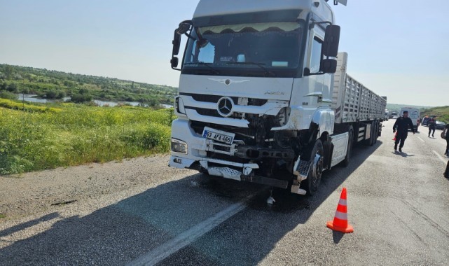 Otomobil ile Urfa plakalı kamyon çarpıştı: 2 ölü, 1 yaralı