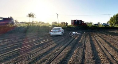 Otomobil taklalar atarak tarlaya uçtu: 1 ölü, 2 yaralı