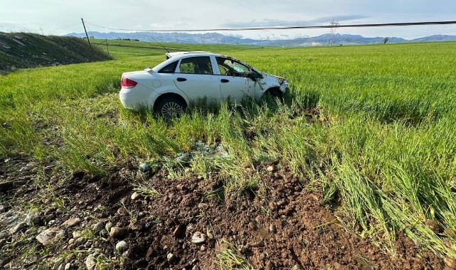 Otomobil taklalar atarak tarlaya yuvarlandı: 1 yaralı