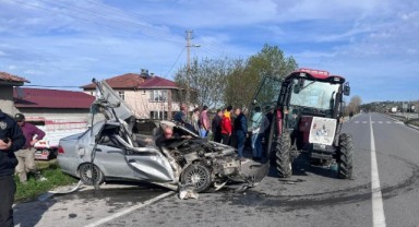 Otomobil traktöre çarptı: 1 ölü, 1 yaralı