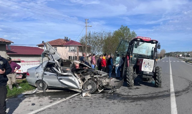 Otomobil traktöre çarptı: 1 ölü, 1 yaralı