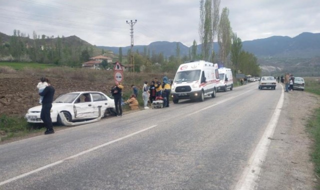 Otomobil ve ticari araç çarpıştı: 8 yaralı