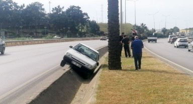 Otomobile çarptı tahliye kanalına devrildi