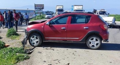 Otomobille çarpışan Tofaş ikiye bölündü: 1 yaralı