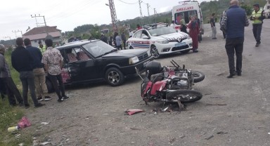 Otomobille motosiklet çarpıştı: 1 ağır yaralı