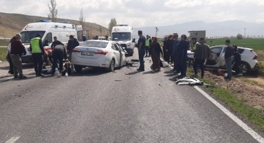Otomobiller kafa kafaya çarpıştı: 7 yaralı