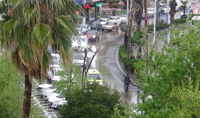Şanlıurfa'da sağanak yağış etkili oluyor