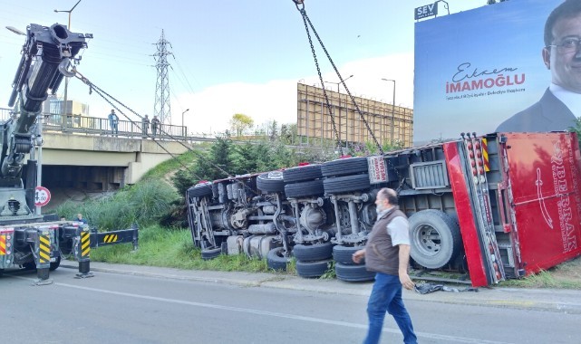 Sebze yüklü kamyon virajı alamayarak yan yattı