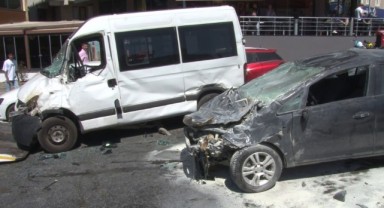 Servis aracı ile otomobil kafa kafaya çarpıştı: 3 yaralı