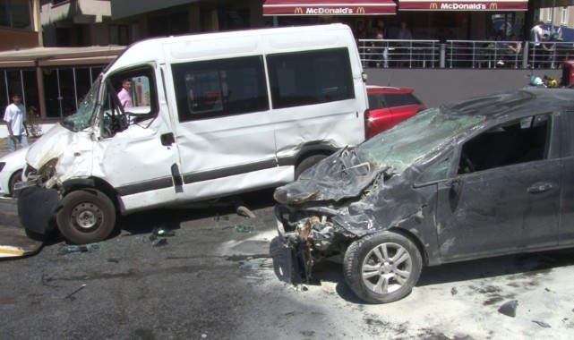 Servis aracı ile otomobil kafa kafaya çarpıştı: 3 yaralı