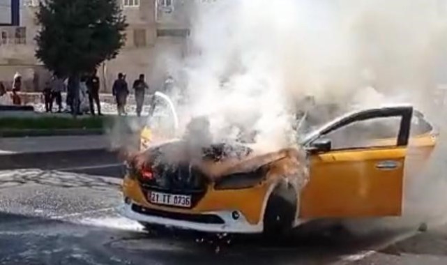 Seyir halindeki ticari taksi alev topuna döndü