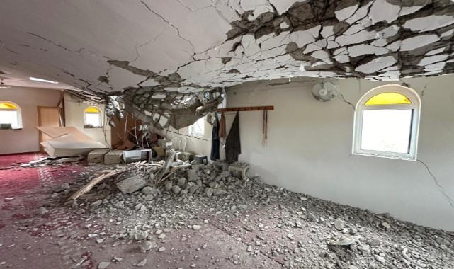 Şiddetli rüzgar 2 caminin minaresini yıktı