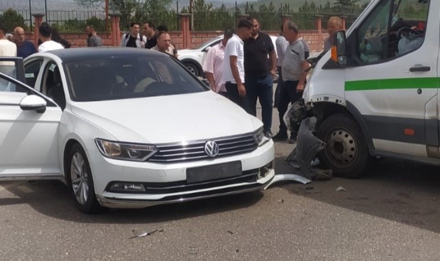 Siirt'te otomobil ile minibüs çarpıştı: 7 yaralı