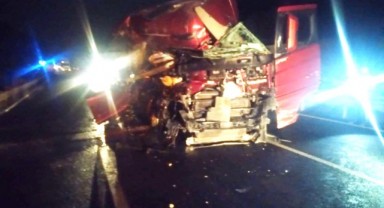 Süt yüklü tanker ile tır çarpıştı: 3 yaralı