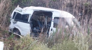 Tarım işçilerini taşıyan minibüs devrildi: 14 yaralı