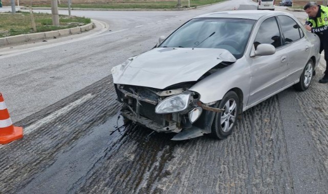 Ticari araç ve otomobil çarpıştı: 5 yaralı