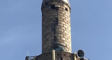 Tokat'ta cami minaresine yıldırım düştü
