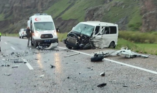  Ağrı’da iki araç çarpıştı: 2 ölü, 5 yaralı