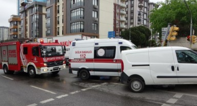 Ambulans ile hafif ticari araç çarpıştı: 4 yaralı