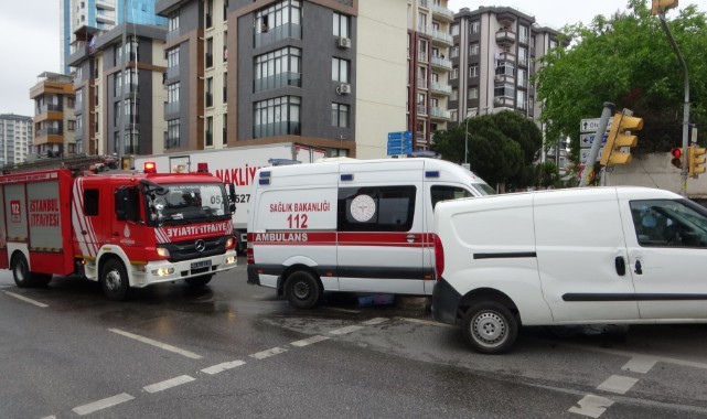 Ambulans ile hafif ticari araç çarpıştı: 4 yaralı