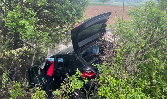 Bariyerleri aşan otomobil şarampole uçtu: 4 yaralı